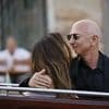 Luftküsse und noch eine Party: Jeff Bezos und Lauren Sánchez Bezos strahlen frischvermählt