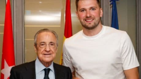 Luka Doncic reaparece junto a Florentino para ver al Real Madrid de baloncesto: ovación del público y regalo del presidente