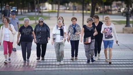 Las caminatas del CAP Balàfia de Lleida contra la soledad no deseada:  "Aquí hago ejercicio y amigos"