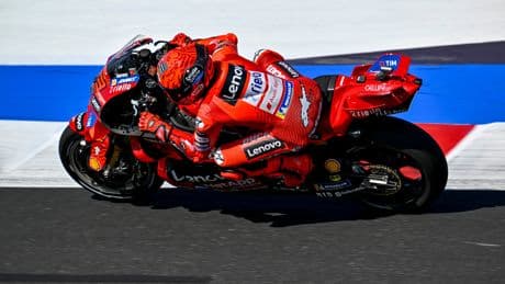 Marc Márquez se va al suelo cuando lideraba la carrera al sprint de MotoGP por delante de Bezzechi