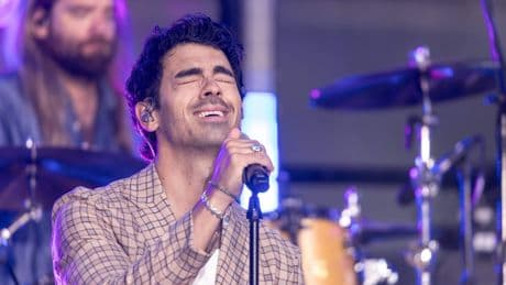 Brave zanger blijkt lid van de ’Mile High Club’: Joe Jonas verklapt  ’gênante’ reis naar zijn seksuele hoogtepunt in de lucht