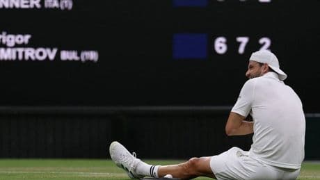 Sinner se salva de caer en Wimbledon por una lesión de Dimitrov