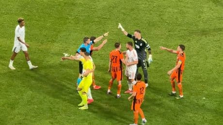 Beşiktaş-Shakhtar Donetsk maçı durdu, Mert Günok çıldırdı