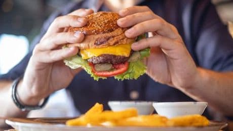 Hanau: Streit um Salat auf Burger in Schnellrestaurant eskaliert