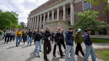 Harvard se apunta un tanto con el fallo judicial que prohíbe a Trump congelar 2.200 millones