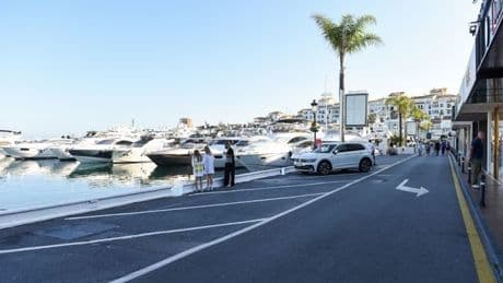 Holidaymakers abandon Marbella as waiters left ‘with heads in their hands’