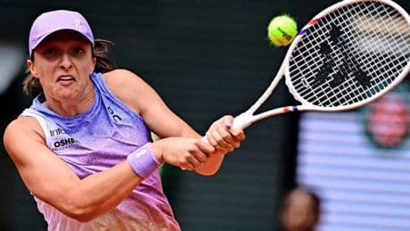Titelverdediger Iga Swiatek komt dramatische start te boven en bereikt kwartfinale Roland Garros
