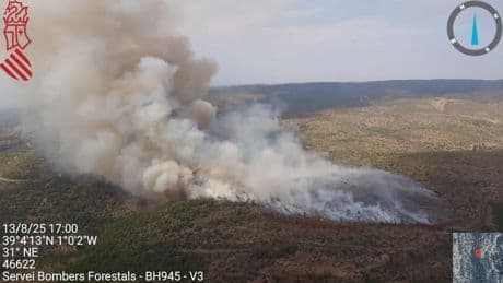 Emergencias de la Generalitat pide movilizar la UME ante el incendio forestal provocado por un rayo en Teresa de Cofrentes