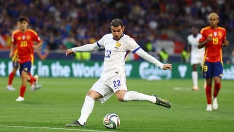 EN DIRECT - Espagne-France : Hernandez touche la barre, les Bleus malmènent la Roja