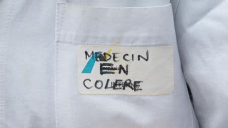 Déserts médicaux : les jeunes médecins dans la rue pour protester contre la régulation de l’installation