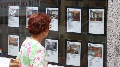 El aviso de un experto inmobiliario: «Nunca firmes tu contrato de alquiler sin revisar esta cláusula»