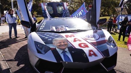 Trump tumba las leyes pioneras de California sobre emisiones y coches eléctricos en pleno pulso por el despliegue militar en Los Ángeles