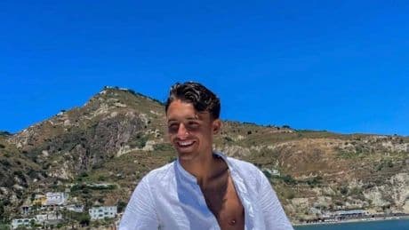 Costa Smeralda, ventenne trovato morto su uno yacht. Sospetti sulle esalazioni del bagno chimico