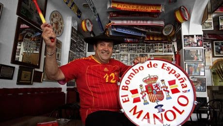 Muere Manolo el del Bombo, símbolo y mito de la afición de la selección española