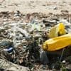"Il faut un traité sur la production mondiale" : sur la côte atlantique, des bénévoles luttent contre la pollution au plastique et appellent à une meilleure régulation