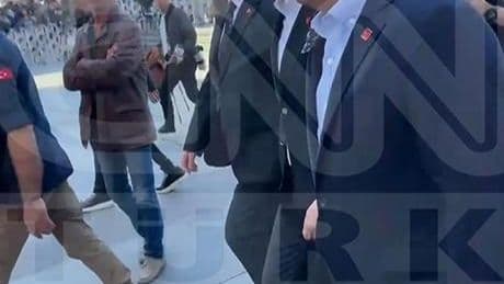 Özgür Özel'e yumruklu saldırıyı gerçekleştiren şüphelinin tören öncesi görüntüleri ortaya çıktı