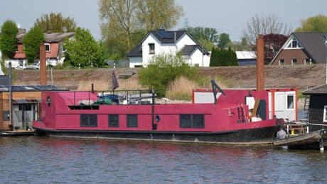 Polizei sicher: - Hier sitzt der Muttermörder auf dem Hausboot seines Opfers
