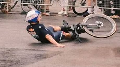 VIDEO Speelt het weer straks cruciale rol in Giro-tijdrit? Roglic al tijdens verkenning tegen de grond