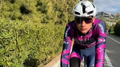 Perde il caschetto e finisce contro un cancello, grave ciclista 20enne al Giro della Valle d'Aosta