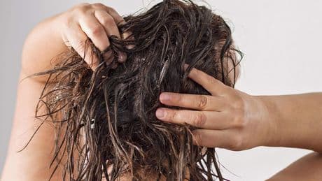 Vrouw (34) neemt wraak op ex-geliefde: verruilt conditioner voor ontharingscrème