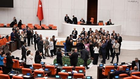 Zeydan Karalar'ı tutuklama kararı Meclis'i kapattırdı