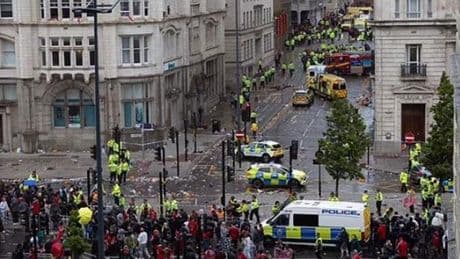 Liverpool'un şampiyonluk kutlamalarında dehşet! Araç kalabalığın arasına daldı: Yaralılar var
