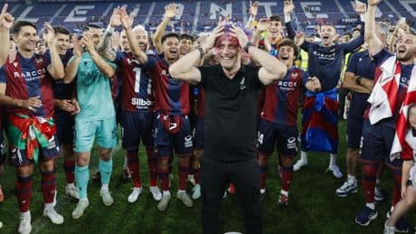 Los futbolistas del Levante disfrutan juntos del ascenso a Primera en Ibiza