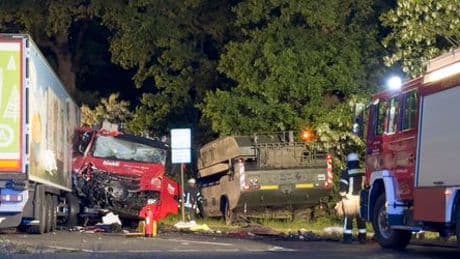 Nienburg: Vier Menschen bei Zusammenstoß zwischen britischem Militärfahrzeug und Sattelzug verletzt