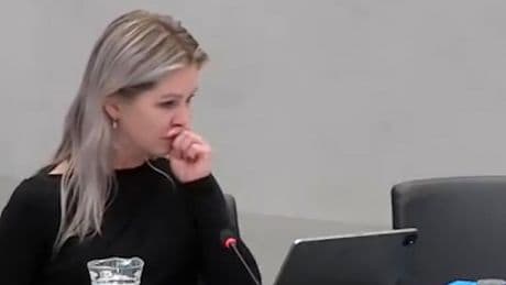 Minister barst in tranen uit tijdens debat: ‘Dit raakt mij als mens enorm’