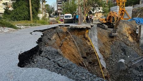 Gaziosmanpaşa'da inşaat çalışması sırasında yol çöktü