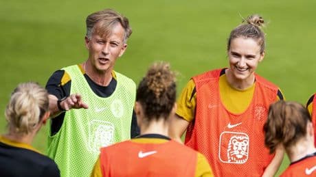 Oranjevrouwen energiek op eerste training voor EK, ziet Jonker: 'Power getankt'