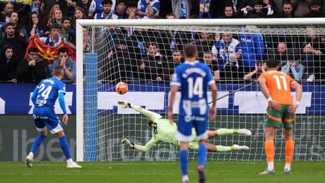 El único error de Mamardashvili aleja del abismo al Alavés y hunde a Las Palmas