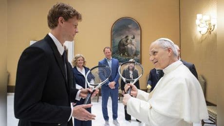 Tennis-Star Sinner im Vatikan: Papst Leo XIV. erhält Tennis-Schläger
