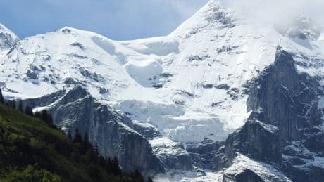 Réchauffement climatique : après l’effondrement d’un glacier sur un village suisse, les autorités craignent des inondations massives
