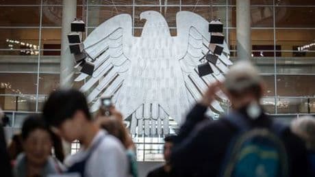 Symbolik im Bundestag: Ist der Bundestagsadler Nazi-Kunst?