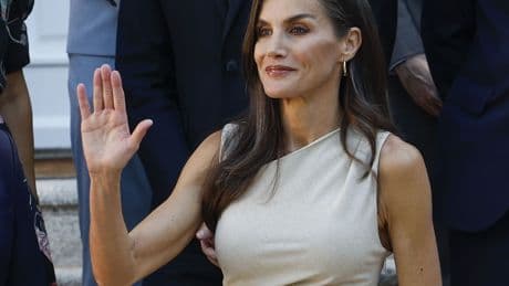 La reina Letizia, arrebatadora con el vestido de lino que estiliza la figura