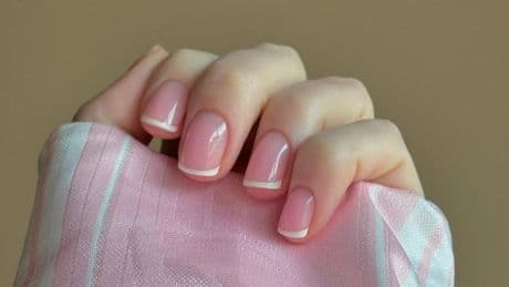 La manicura francesa se reinventa este verano con propuestas para todos los gustos y edades: “Las uñas necesitan ese twist con los colores más tendencia”