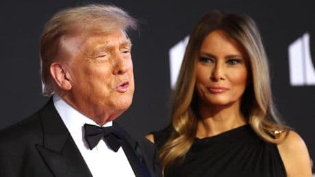 Gejuich én boegeroep voor Trump en Melania bij bezoek aan ’woke’ theater dat de president hervormde:  dragqueens in zaal
