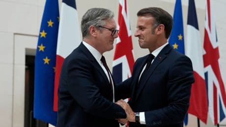 Francia y Reino Unido se comprometen a coordinar sus armamento nuclear para proteger a Europa