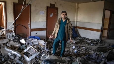 Al menos 14 muertos, entre ellos cuatro periodistas, por un bombardeo israelí sobre un hospital de Gaza