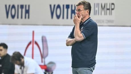 Fußball-Bundesliga: Auch bei Abstieg: Hecking bleibt Bochum-Trainer