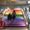 Christopher Street Day: „Helfen beim Flagge zeigen“: U-Bahnhof Bundestag nun bunt