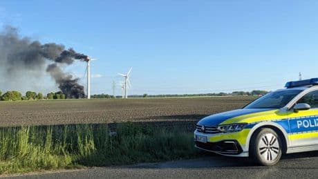 Windrad brennt, Rotorblatt bricht ab – Feuerwehr kann nur zuschauen
