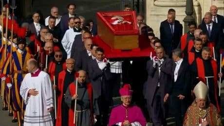 Así ha sido el traslado del féretro del papa Francisco a la basílica de San Pedro