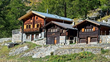 Felssturz! 10 Mitarbeiter sitzen fest - Alpen-Hotel von Außenwelt abgeschnitten