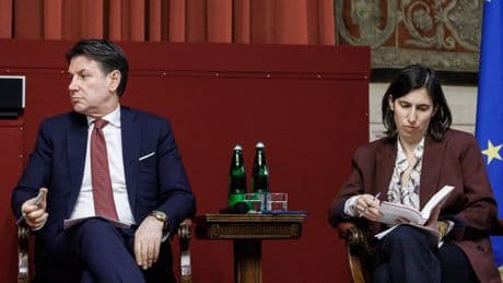 Nell'opposizione linee opposte: il Conte "pacifista" attacca l'Ue. Schlein se la prende con Trump