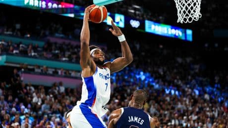 Basket : il y a un an jour pour jour, Yabusele claquait un dunk monstrueux sur LeBron en finale des JO (vidéo)