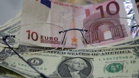 Euro ai massimi da tre anni sul dollaro, cosa sta succedendo? Ecco perché conviene di più viaggiare negli Usa