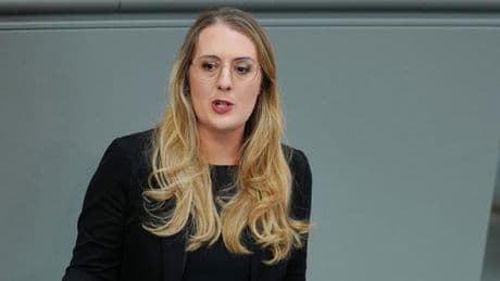 Dobrindt sei „mit vollem Tempo sehenden Auges vor die Wand gefahren“, so Dröge