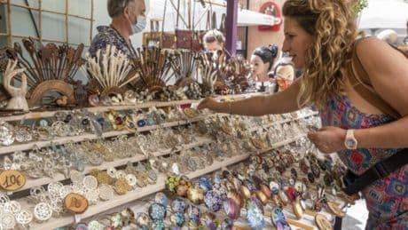 Si vas estos días a esta ciudad la verás ambientada en los siglos XII-XIV con zoco, artesanos, aromas, oficios antiguos y espectáculos